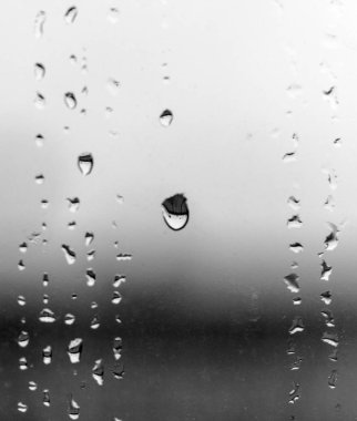 Camdaki yağmur damlaları