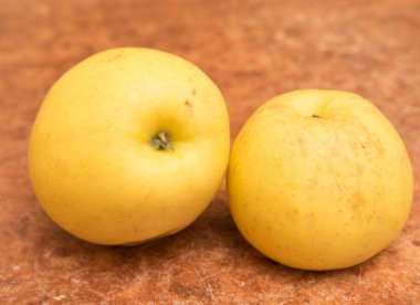 Masanın üzerine sarı elma