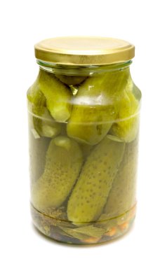 Beyaz arka plan üzerinde izole salatalık turşusu ile Cam Kavanoz