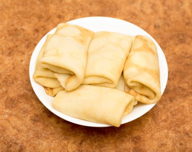 masaya bir tabak krep