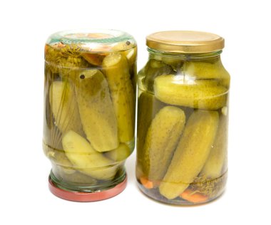 Beyaz arka plan üzerinde izole salatalık turşusu ile Cam Kavanoz