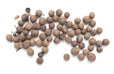 beyaz bir arka plan üzerinde yenibahar bezelye