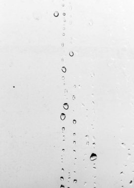 Camdaki yağmur damlaları