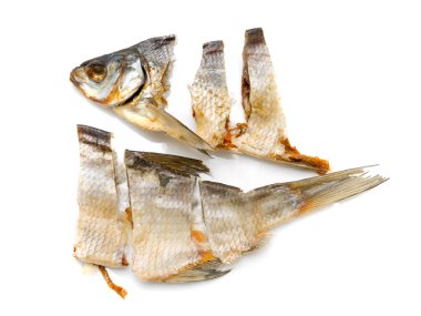 beyaz zemin üzerinde kurumuş tuzlu balık