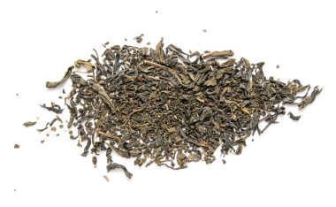 kuru yaprak yeşil çay beyaz bir arka plan üzerinde