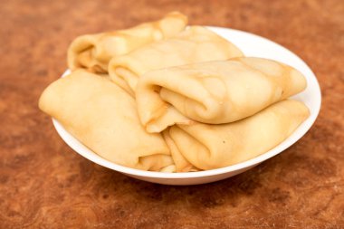 masaya bir tabak krep