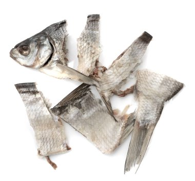 beyaz zemin üzerinde kurumuş tuzlu balık