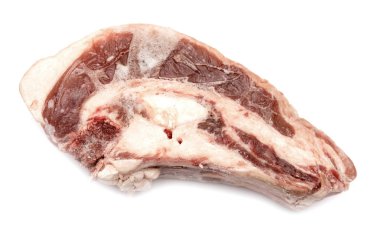 sığır eti beyaz bir arka plan üzerinde dondurulmuş et parçası