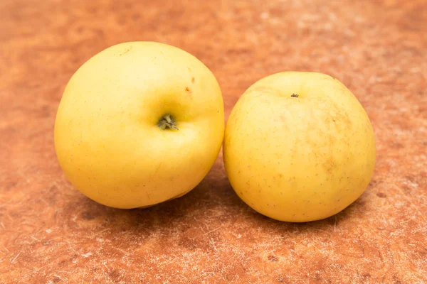 Manzana Amarilla Sobre Mesa —  Fotos de Stock