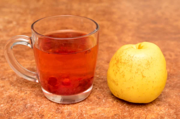 桌上的水果和杯茶 — 图库照片
