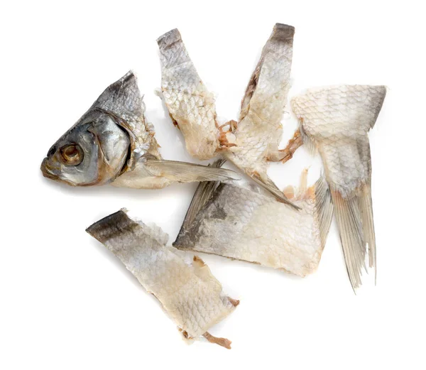 beyaz zemin üzerinde kurumuş tuzlu balık