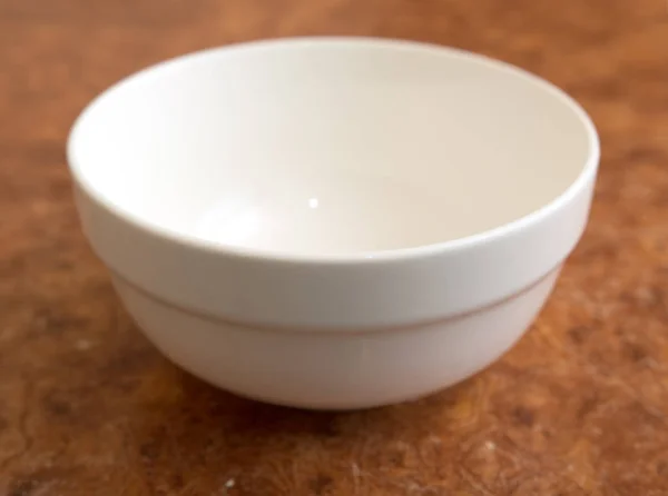 桌上的白碗 — 图库照片