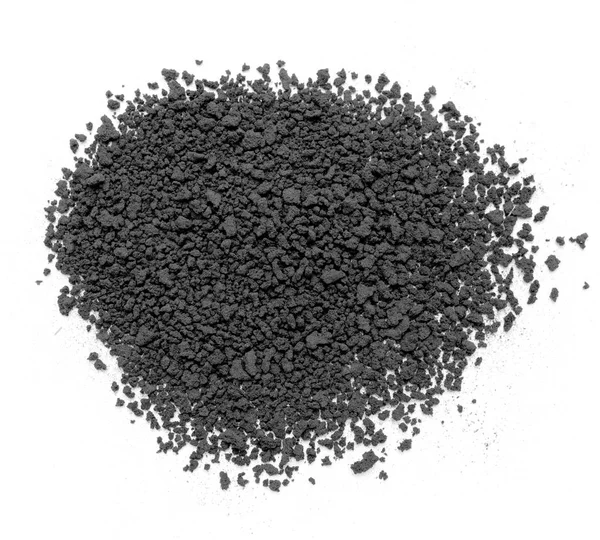 白色背景上的黑色粉末活性炭 — 图库照片