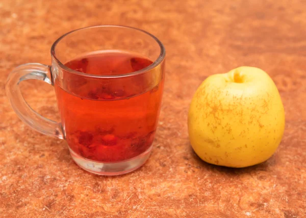 桌上的水果和杯茶 — 图库照片