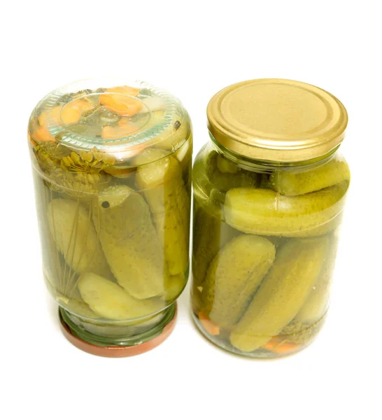 玻璃罐与孤立在白色背景上的腌黄瓜 — 图库照片