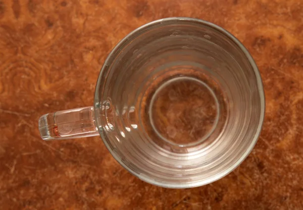 玻璃器皿 桌上的玻璃瓶 — 图库照片