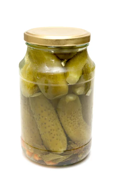 玻璃罐与孤立在白色背景上的腌黄瓜 — 图库照片