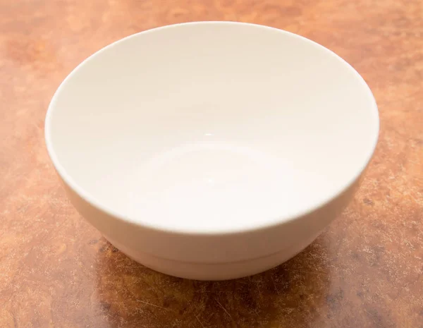 桌上的白碗 — 图库照片