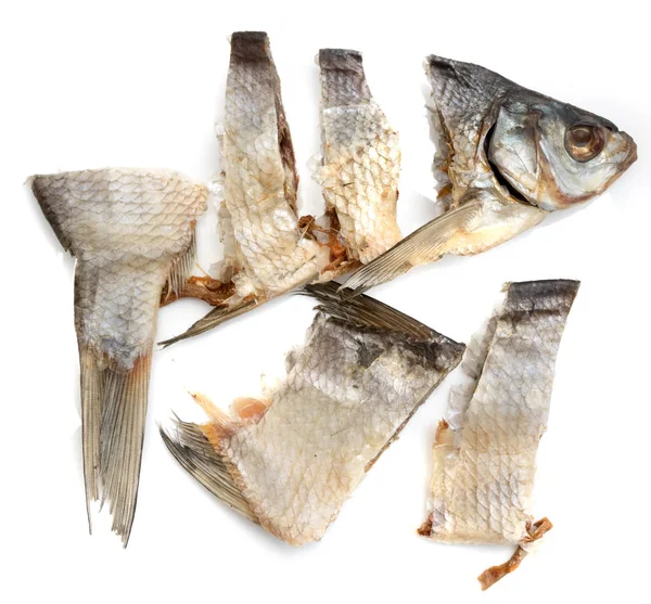 Beyaz Zemin Üzerinde Kurumuş Tuzlu Balık — Stok fotoğraf