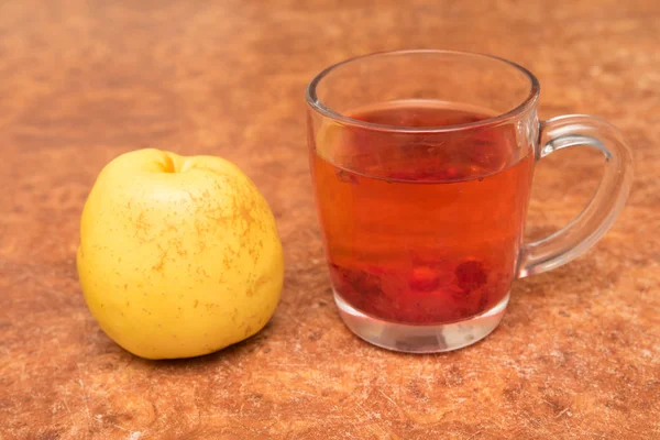 Gyümölcsök Csésze Tea Asztalon — Stock Fotó
