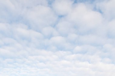 Bulutlu güzel mavi gökyüzü