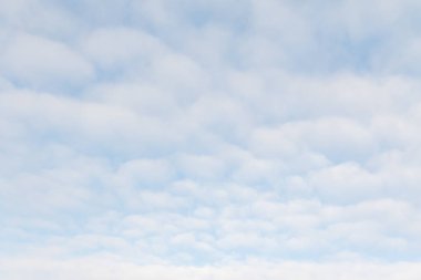 Bulutlu güzel mavi gökyüzü