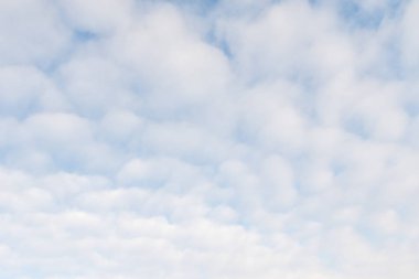 Bulutlu güzel mavi gökyüzü