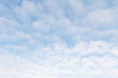 Bulutlu güzel mavi gökyüzü