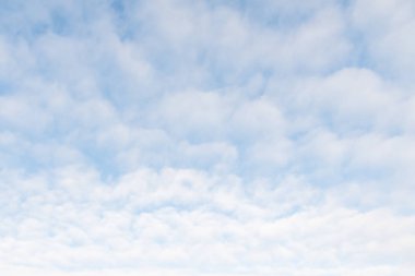 Bulutlu güzel mavi gökyüzü