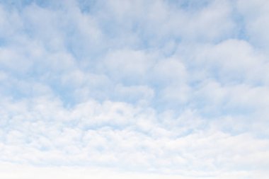 Bulutlu güzel mavi gökyüzü