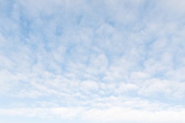 Bulutlu güzel mavi gökyüzü