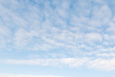 Bulutlu güzel mavi gökyüzü