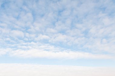 Bulutlu güzel mavi gökyüzü