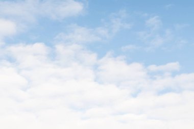 Bulutlu güzel mavi gökyüzü