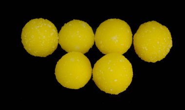 siyah bir zemin üzerine sarı şeker şeker yuvarlak