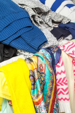 bir sürü elbise yığını
