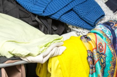 bir sürü elbise yığını