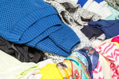 bir sürü elbise yığını