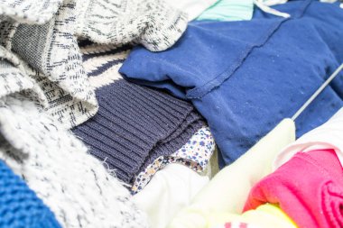 bir sürü elbise yığını