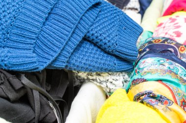 bir sürü elbise yığını