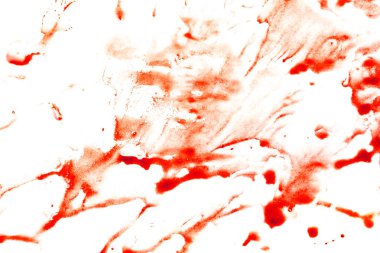 beyaz kağıt üzerine kırmızı kan damlaları