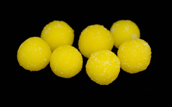 Okrągły Żółty Cukier Cukierki Czarnym Tle — Zdjęcie stockowe