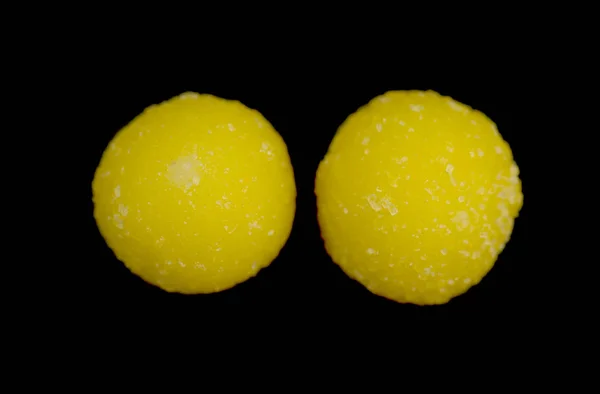 Okrągły Żółty Cukier Cukierki Czarnym Tle — Zdjęcie stockowe