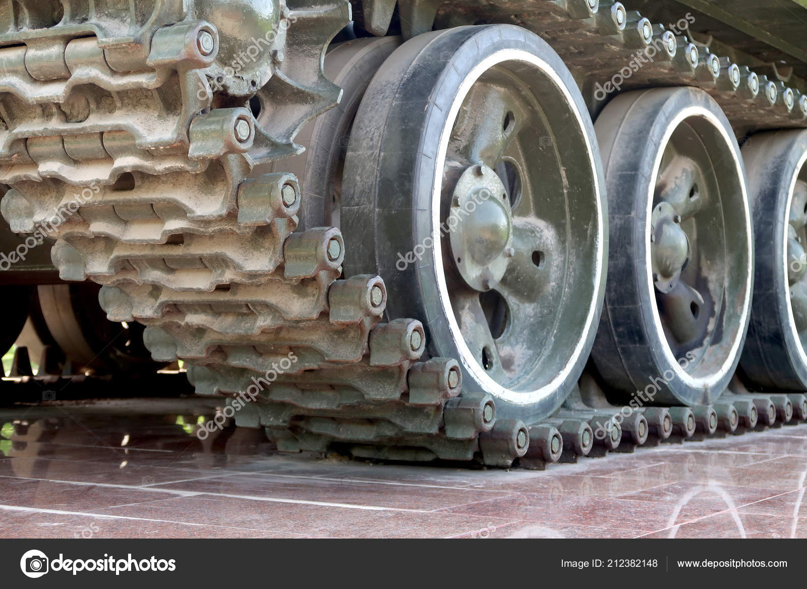 Caterpillar Tank Tracks Close Stock Photo by ©kzwwsko 212382148