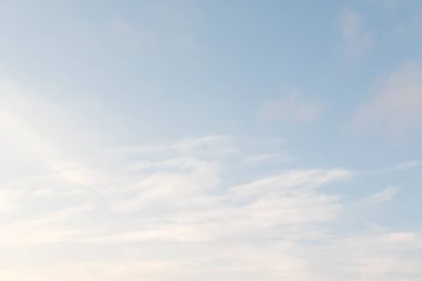 Bulutlu güzel mavi gökyüzü 