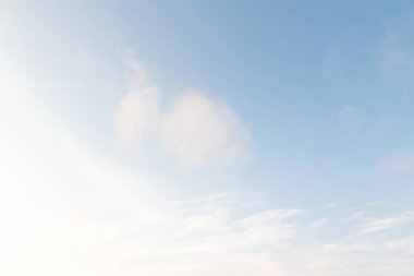 Bulutlu güzel mavi gökyüzü 