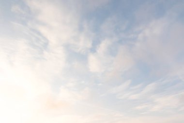 Bulutlu güzel mavi gökyüzü 