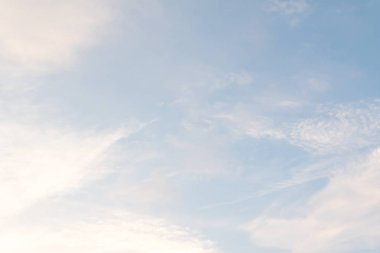 Bulutlu güzel mavi gökyüzü