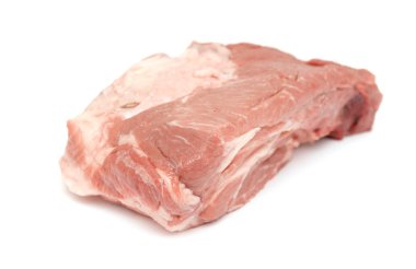 çiğ et fileto beyaz bir arka plan üzerinde parça