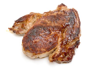 Beyaz arka plan üzerinde izole kızarmış biftek